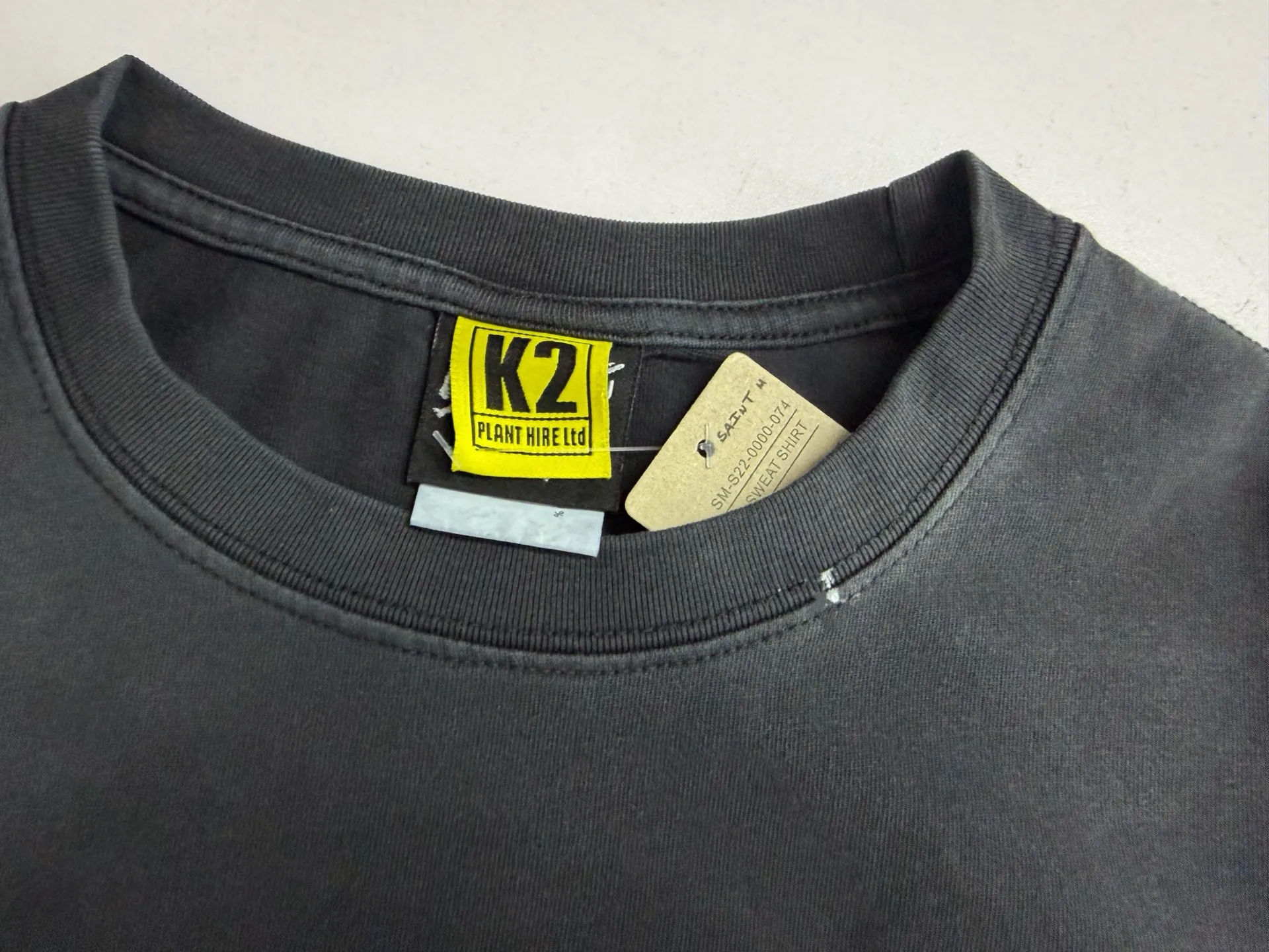 ❥8036#P140 Saint Mxxxxxx ✖️KLF New Old Smiley Face Made of double-yarn double-ply cotton batik fabric 290g, comfortable and breathable to wear. Stiff silhouette, full of street feel, loose fit. Craftsmanship: semi-water slurry printing + graffiti + spray coding, batik and wash. Size: (S-M-L-XL) Color: Washed black